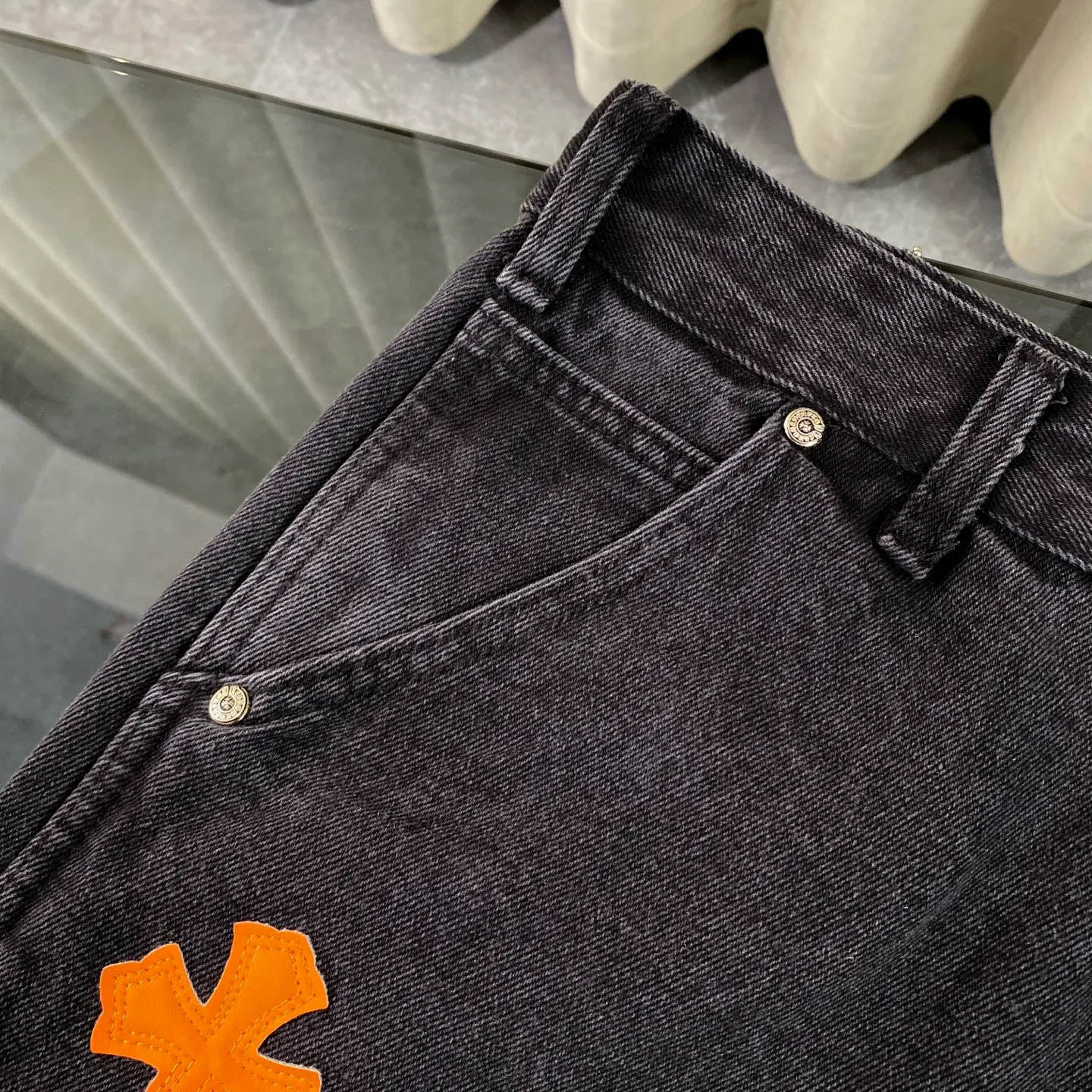 P270 CH Chromehearts limited edition orange cross patch leather black work jeans denim logging pants, counter price 34W level, patch cross pattern embellishment, washed jeans! ! An absolutely high-end luxury product, a 1.9W-level god-level single product, a super popular product, made by top heavy industry, a magic weapon that cannot be missed! [About Zangyin] This is an extremely luxurious fashion brand that can also be called the aristocracy of the high street. It has always been an exclusive brand for some hipsters or rich second generations. Compared with ordinary high streets, it is more luxurious and noble. Compared with luxury brands, it is more fashionable and individual. It has always been a brand that I have a special liking for. [Top heavy industry fashion design] Consistently high-street luxury style. Speaking of this style, the Zangyin family and GU family are definitely the leading representative brands. Especially the Zangyin family has really achieved a state-of-the-art effect in creating high-street style. The unique washed material is used to create this style. The color system is already quite eye-catching. After it is decorated with patchwork cross flowers, it cleverly highlights the charm of the brand. Secondly, this style uses classic The high-waist cutting design highlights the long legs and fashionable temperament of the upper body. The brand is highly recognizable and the slim fit configuration is more suitable for daily wear. It is a product that interprets personality, fashion, and specifications at a glance. This single product is enough to make any fan excited. It can be a white T-shirt for a youthful college style, or a tight suspender for a royal style. It has strong matching ability and can be easily controlled by men.  [Materials and craftsmanship] Needless to say, this point goes without saying. As an excellent craftsman brand, Zangyin’s requirements for details and craftsmanship are really perfect. The washed color of this model has gone through so many processes, not to mention the embellishment of denim appliques. It is also purely hand-made and sewn. Just like what they believe in, only hand-made things have soul and have the meaning of wear. A top-notch heavy-duty fashionable denim item, I look forward to your perfect interpretation! !  Color: black gray Size: 28-34